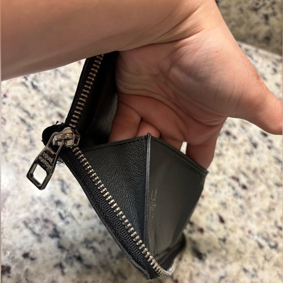 LOUIS VUITTON Authentic
Black Taiga Leather Zippy Vertical Wallet - Picture 9 of 12